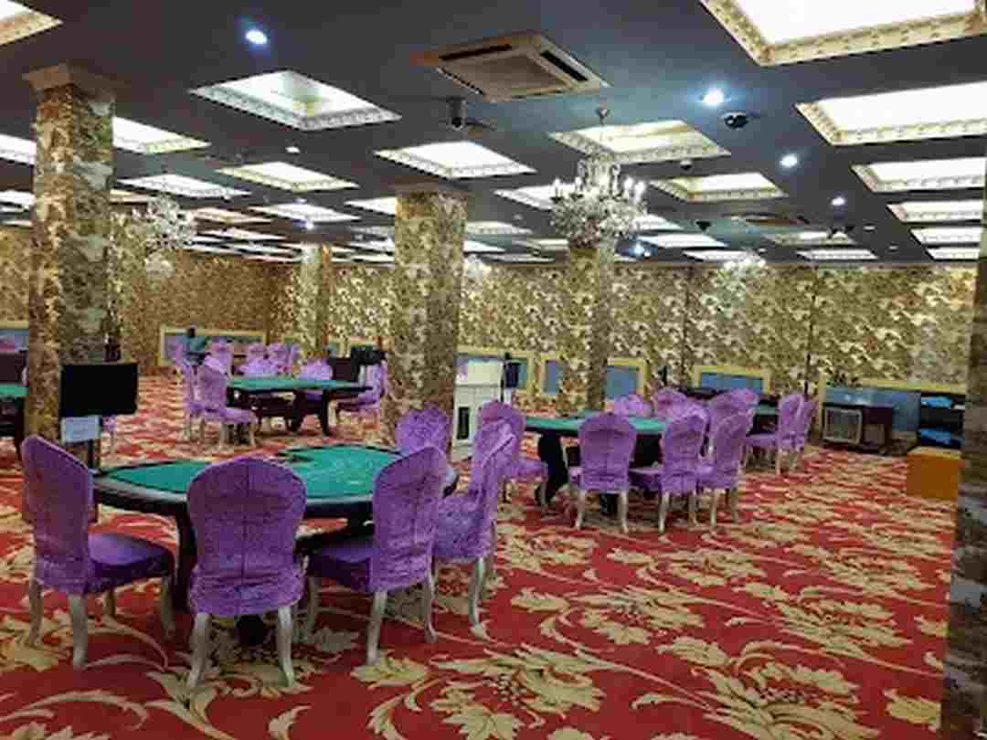 Bàn và sảnh casino rộng lớn tại Felix 